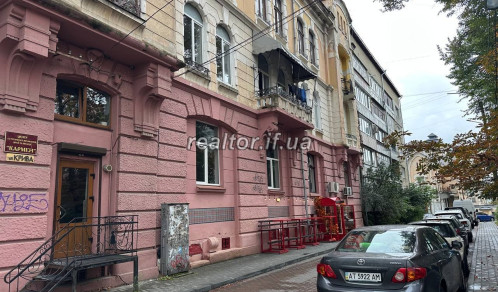 Apartment with history: 1910 Austrian suite in the city center