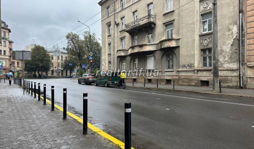 Квартира в австрійському будинку з історичним шармом та незавершеним ремонтом