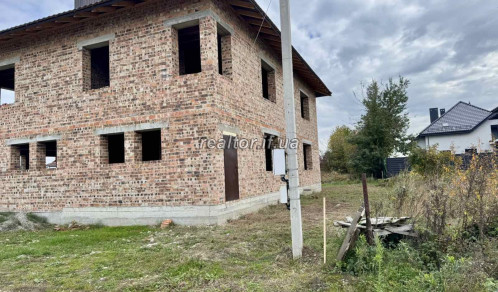 Приватний будинок в Крихівцях з 10 сот землі 