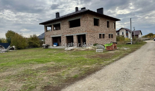 Приватний будинок в Крихівцях з 10 сот землі 