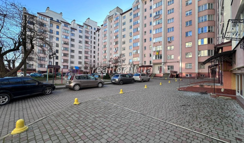 Продаж квартири в спальному раойні з ремонтом та меблями по вулиці Потічна