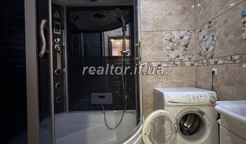 Продаж квартири в спальному раойні з ремонтом та меблями по вулиці Потічна