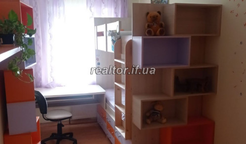 Продаж трьохкімнатної квартири з ремонтом по вулиці Довга