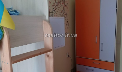 Продаж трьохкімнатної квартири з ремонтом по вулиці Довга