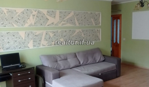 Продаж трьохкімнатної квартири з ремонтом по вулиці Довга