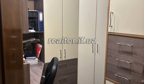 Продається трикімнатна квартира в жилому стані готова до заселення з індивідуальним опаленням