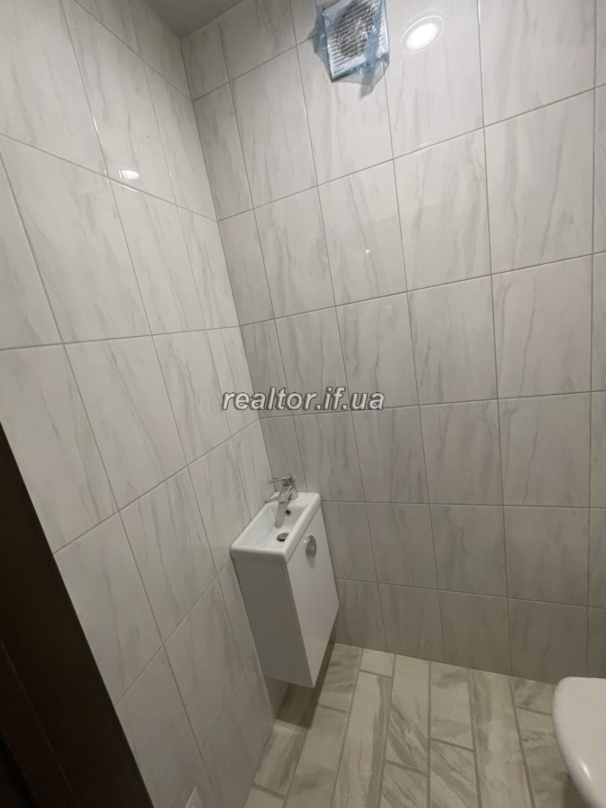 einer Zweizimmerwohnung mit Renovierung in einem Neubau in der Khmelnytskyi-Straße