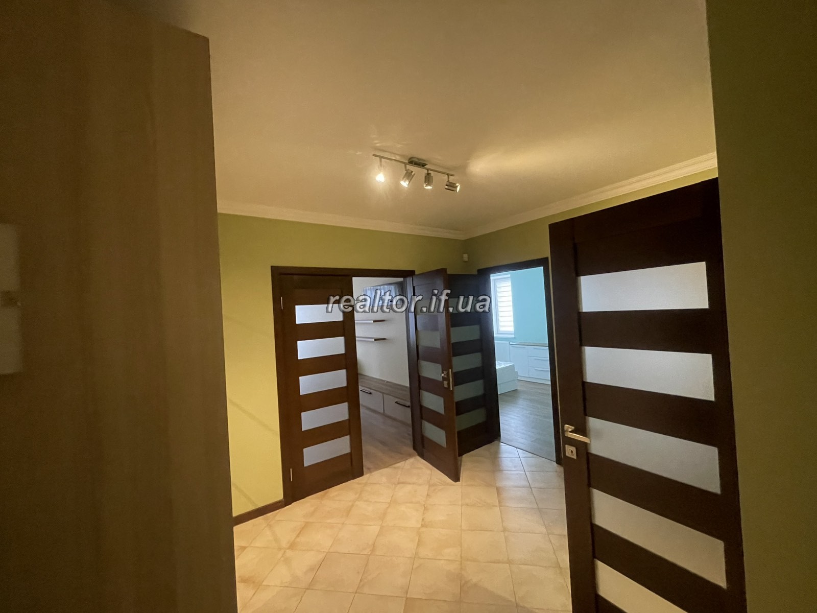 einer Zweizimmerwohnung mit Renovierung in einem Neubau in der Khmelnytskyi-Straße