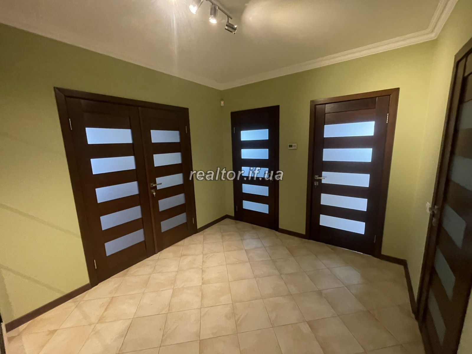 einer Zweizimmerwohnung mit Renovierung in einem Neubau in der Khmelnytskyi-Straße