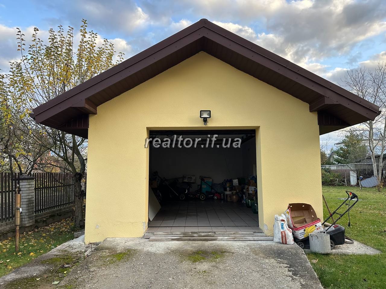 будинку із міськими комунікаціями в селі Крихівці