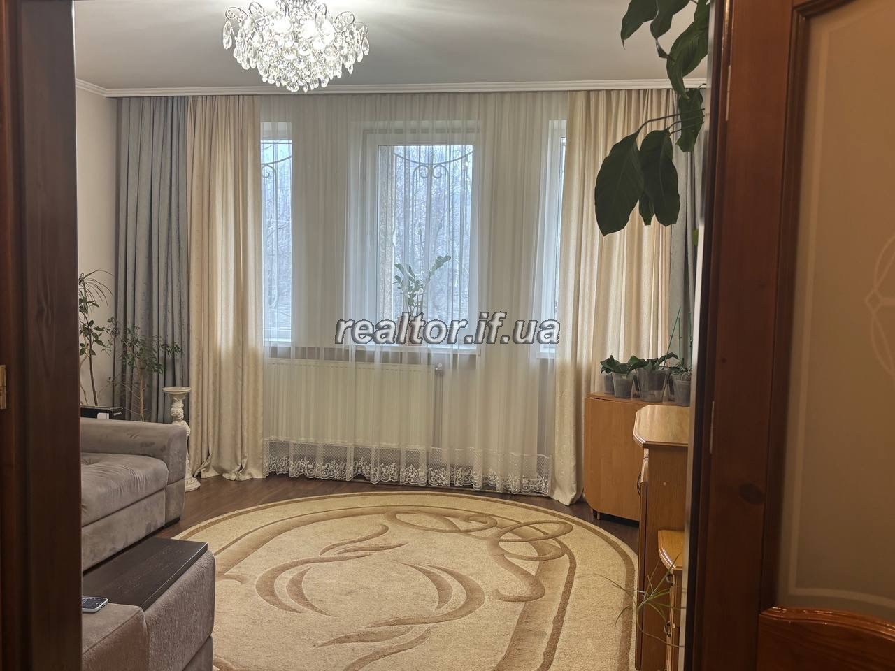 Продається трикімнатна квартира в жилому стані готова до заселення з індивідуальним опаленням