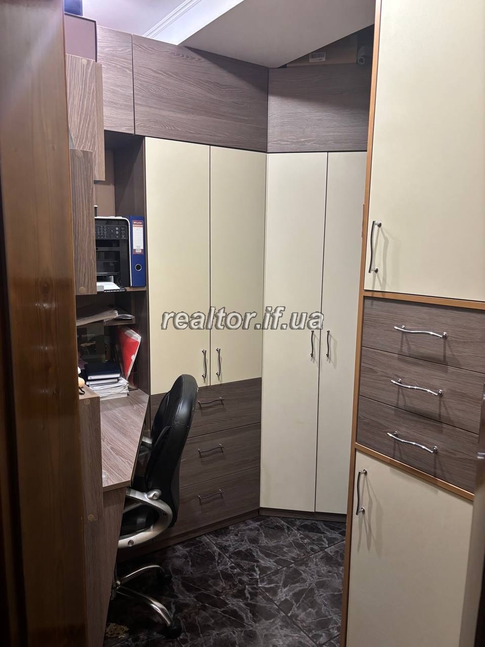 Продається трикімнатна квартира в жилому стані готова до заселення з індивідуальним опаленням